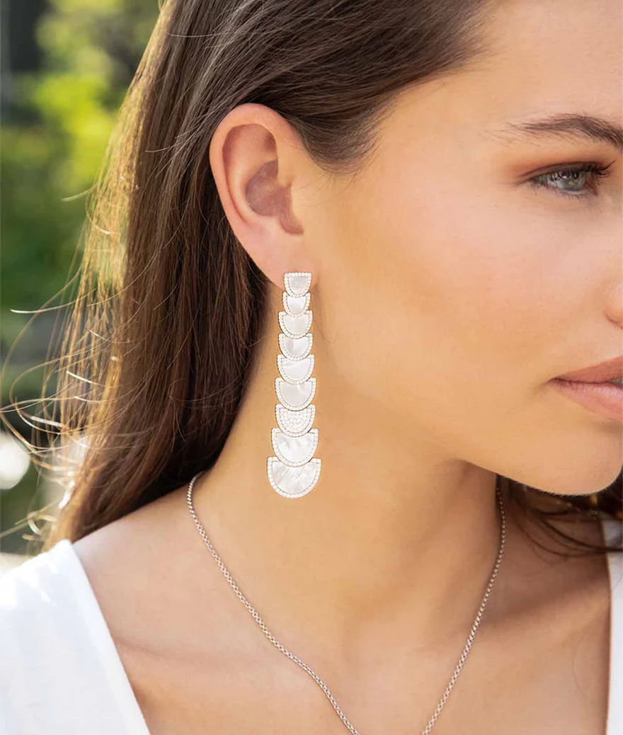Boucles d'oreilles APM Monaco demi-lune nacre